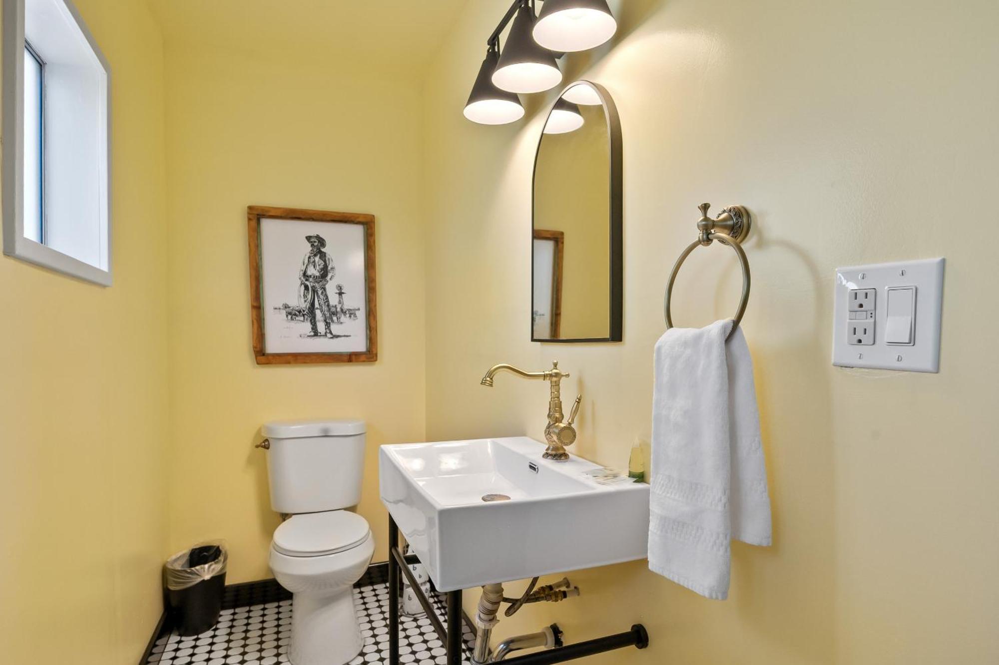 萨格布拉许汽车旅馆 图姆斯顿 客房 照片 A modern bathroom