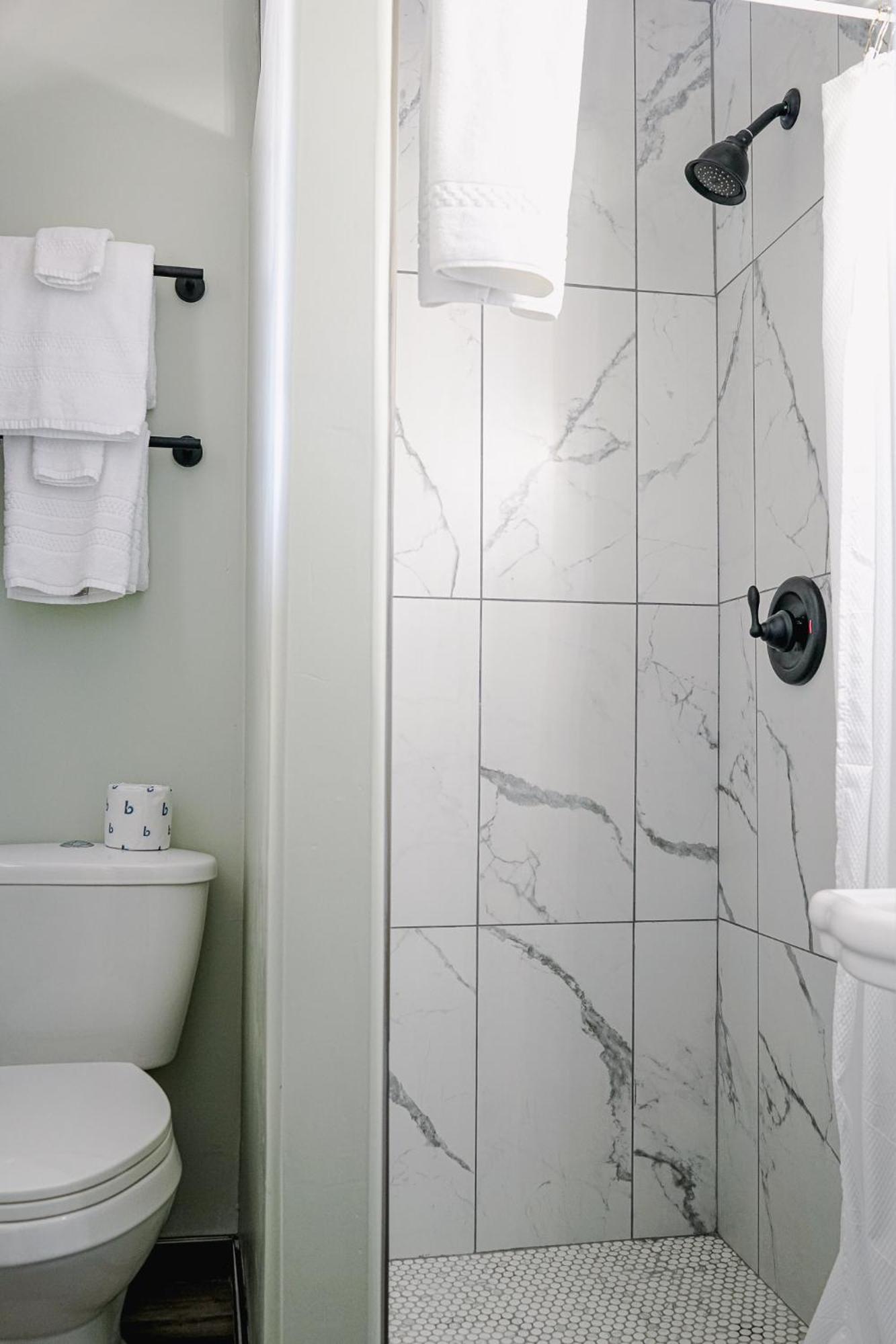 萨格布拉许汽车旅馆 图姆斯顿 客房 照片 A shower with a shower door