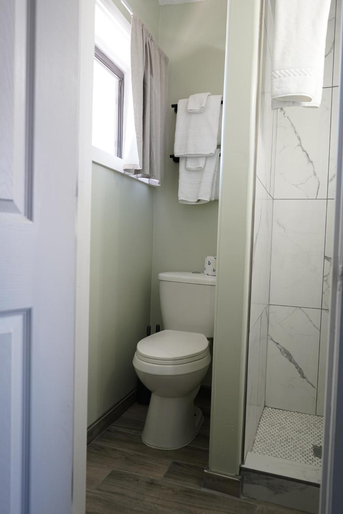 萨格布拉许汽车旅馆 图姆斯顿 客房 照片 A toilet in a home