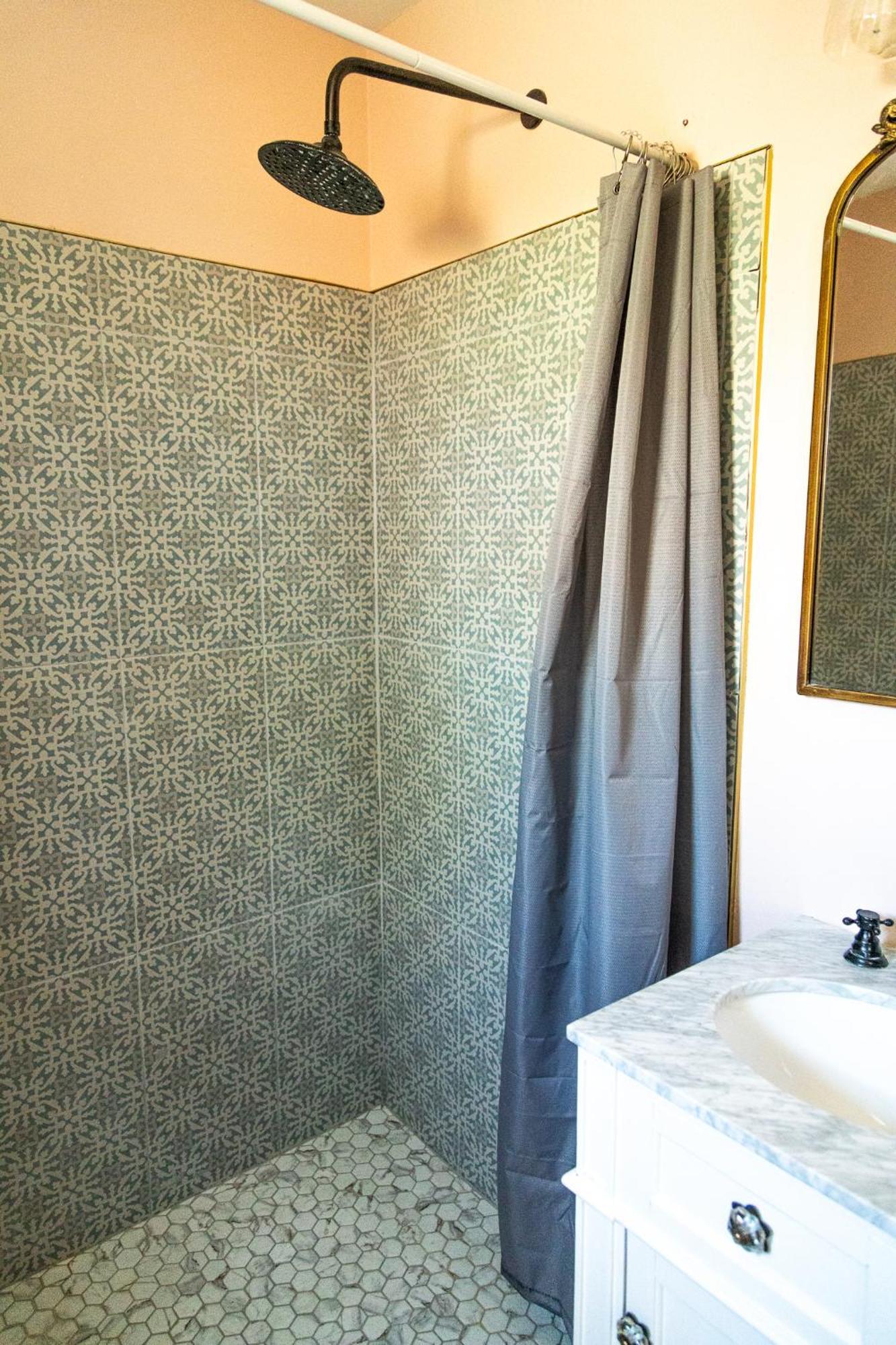 萨格布拉许汽车旅馆 图姆斯顿 客房 照片 A shower curtain