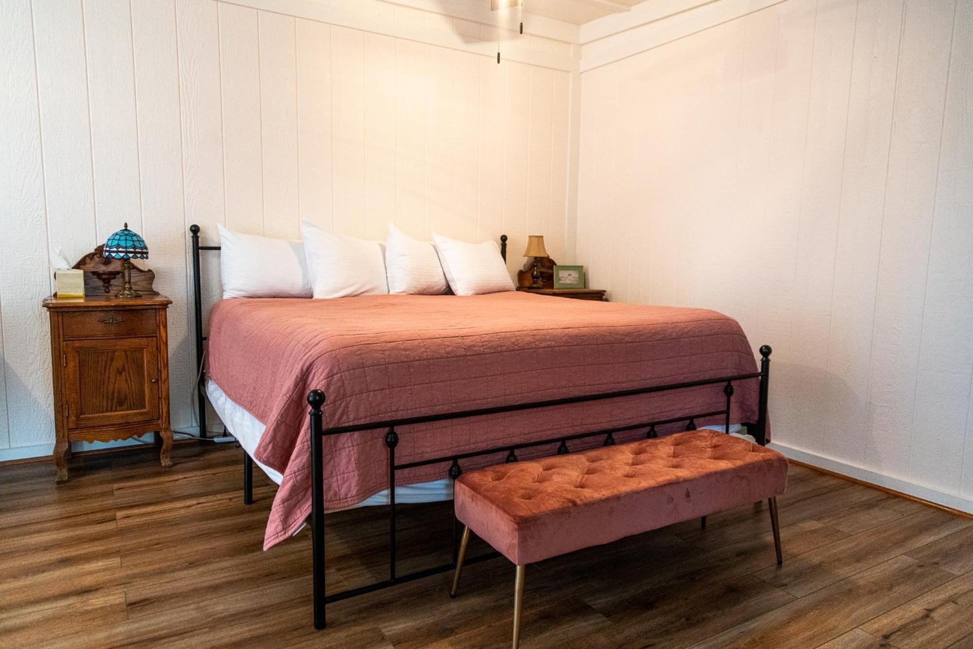 萨格布拉许汽车旅馆 图姆斯顿 客房 照片 A bedroom with a bed and a bench