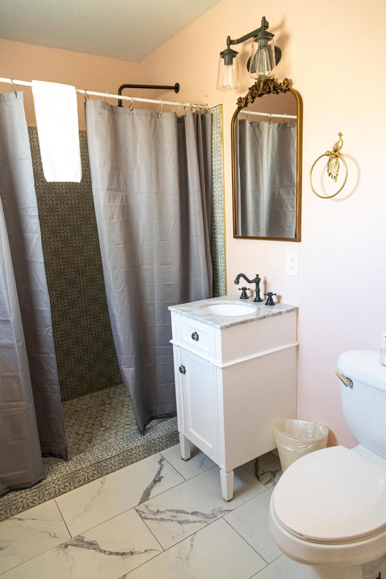 萨格布拉许汽车旅馆 图姆斯顿 客房 照片 Bathroom with shower curtain